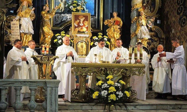 Duszpasterze żywieccy przy ołtarzu podczas Eucharystii rozpoczynającej piesze pielgrzymowanie