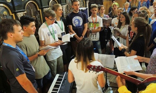 Talenty muzyczne z całego Żywca połaczyły siły, by razem prowadzić śpiew podczas Mszy św. inaugurującej pielgrzymkę
