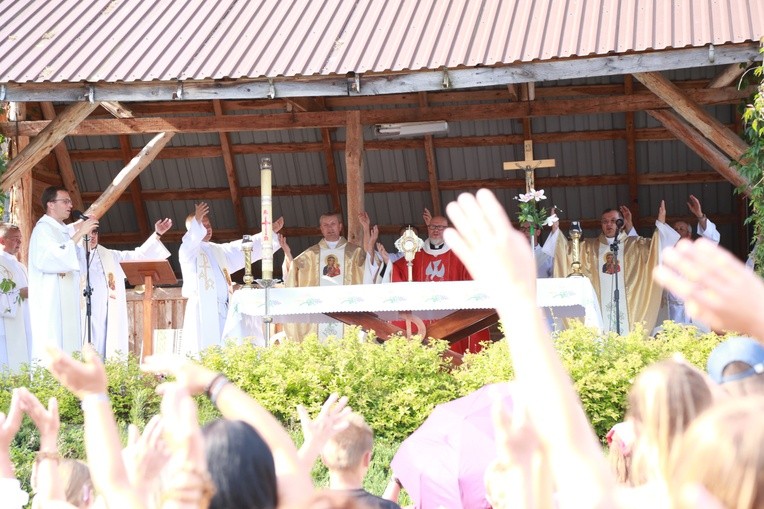 Trzebniów, Msza św. dla części A i B