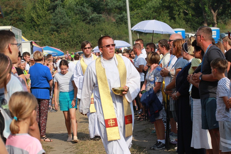 Trzebniów, Msza św. dla części A i B