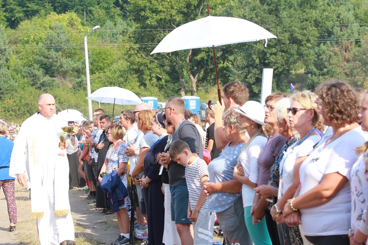 Trzebniów, Msza św. dla części A i B