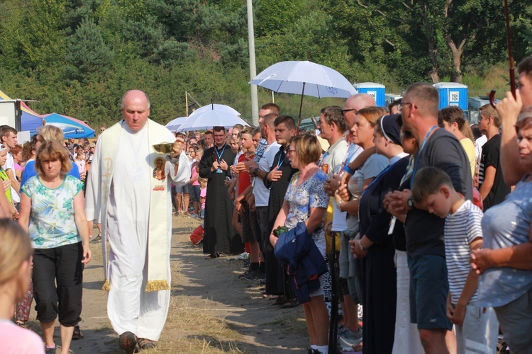 Trzebniów, Msza św. dla części A i B