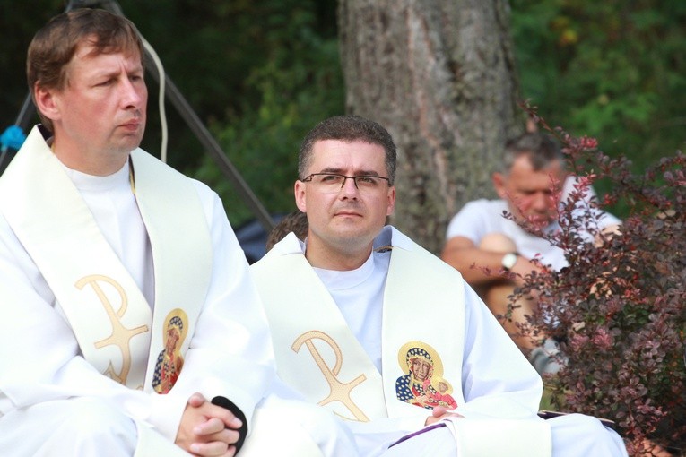 Trzebniów, Msza św. dla części A i B