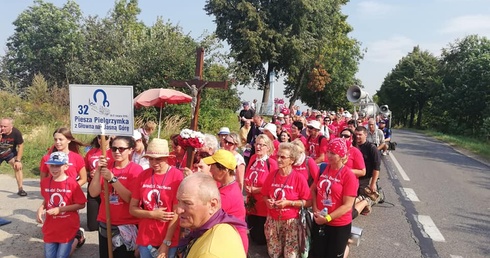 Pątnicy z Głowna na Górce Przeprośnej przed wejściem do Częstochowy