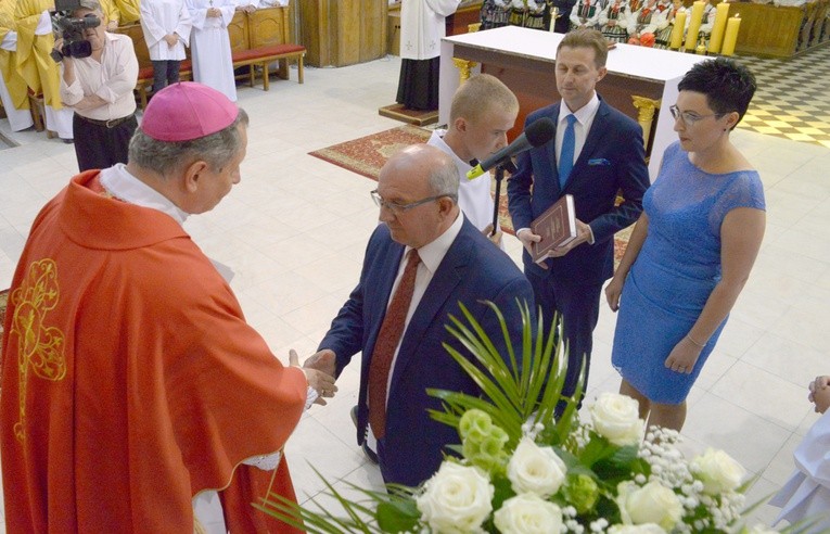 Bp. Henrykowi Tomasikowi za obecność na odpuście i święcie powiatu dziękuje starosta Józef Róg