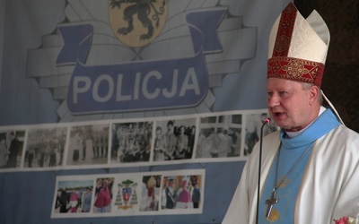 - To służba policji sprawia, że prawo staje się bardziej skuteczne, zatem ma ona wymiar nie tylko doczesny, ale i wieczny - mówił biskup Szlachetka