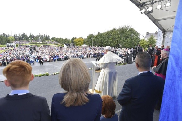 Papież odczas spotkania z wiernymi w irlandzkiej Jasnej Górze, Knock