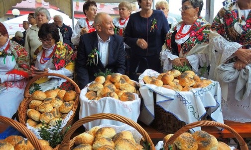 Na każdego uczestnika dożynek czekały bułki upieczone przez gospodynie z gminy Wilkowice