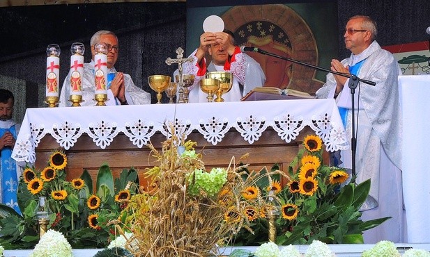 Bp Roman Pindel przewodniczył Mszy św. dziękczynnej za plony