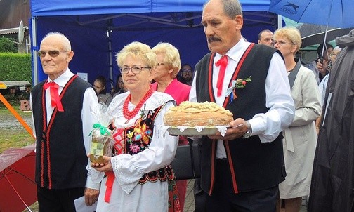 W procesji z darami szli przedstawiciele dekanatów całej diecezji 