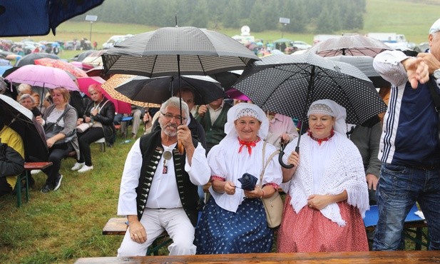 Ulewny deszcz nie przeszkodził w polowej modlitwie