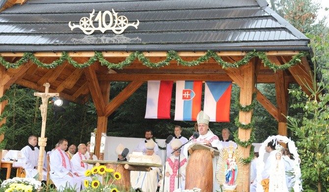 Msza św. przy polowym ołtarzu na Trójstyku