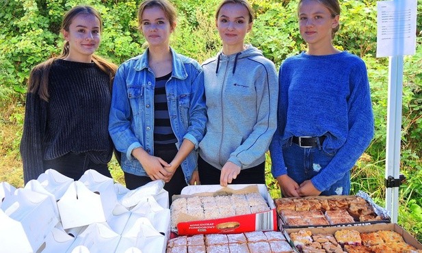 Siostry Plekaniec: Natalia, Karolina, Beata i Kinga, przy stoisku z ciastami