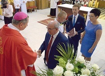 Biskupowi Tomasikowi za obecność na odpuście i święcie powiatu dziękuje starosta Józef Róg.