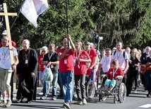 ▲	Pielgrzymi szli, aby podziękować Jezusowi za Jego miłosierdzie.