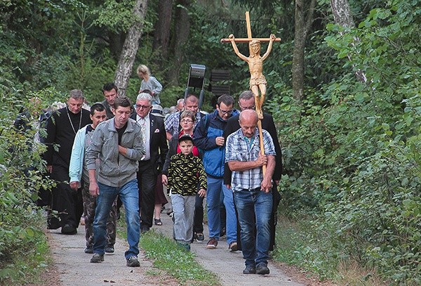 Większość osób pielgrzymowała w grupie, pozostali dotarli pieszo, rowerami lub samochodami.