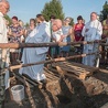 Po nabożeństwie fatimskim i Mszy św. księża pobłogosławili zdrój.