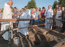 Po nabożeństwie fatimskim i Mszy św. księża pobłogosławili zdrój.