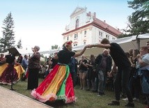 Po Eucharystii przyszedł czas na program artystyczny.