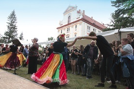 Po Eucharystii przyszedł czas na program artystyczny.