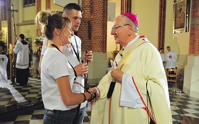 Młodzież dziękowała abp. Stanisławowi Budzikowi za wsparcie i mobilizowanie  do aktywności.