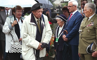 Mjr Jerzy Zakrzewski, przewodniczący środowiska żołnierzy Zgrupowania AK „Chrobry II”, oddaje hołd mjr. Janowi Jaroszkowi.