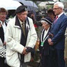 Mjr Jerzy Zakrzewski, przewodniczący środowiska żołnierzy Zgrupowania AK „Chrobry II”, oddaje hołd mjr. Janowi Jaroszkowi.