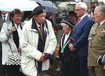 Mjr Jerzy Zakrzewski, przewodniczący środowiska żołnierzy Zgrupowania AK „Chrobry II”, oddaje hołd mjr. Janowi Jaroszkowi.