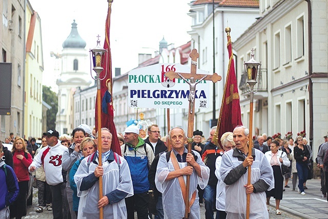 Piesza wędrówka z płockiej fary do sanktuarium Matki Bożej Brzemiennej to wciąż żywa i piękna tradycja.