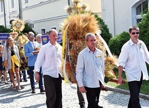 W pochodzie zaprezentowano wieńce dożynkowe, spośród których komisja nagrodziła kompozycję wykonaną przez mieszkańców Bystrzycy Górnej (na drugim planie zdjęcia).