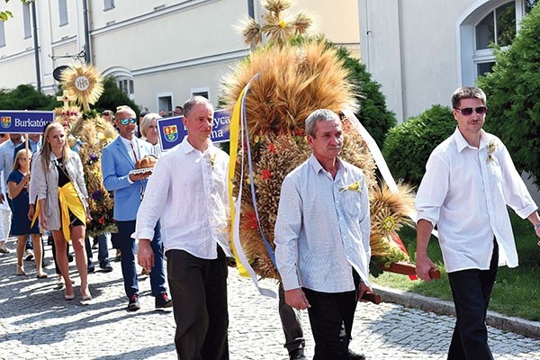 W pochodzie zaprezentowano wieńce dożynkowe, spośród których komisja nagrodziła kompozycję wykonaną przez mieszkańców Bystrzycy Górnej (na drugim planie zdjęcia).