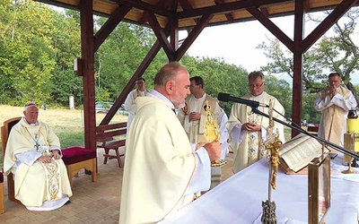 Moment przekazania relikwii św. o. Pio przez kapucynów.