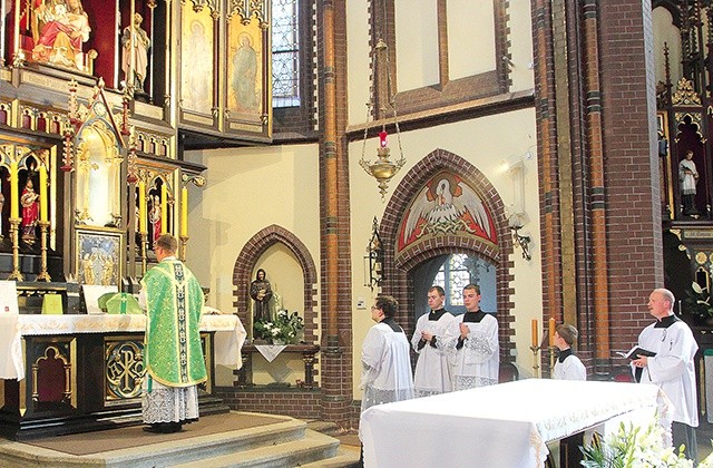 Kapłan stoi zwrócony w stronę ołtarza.