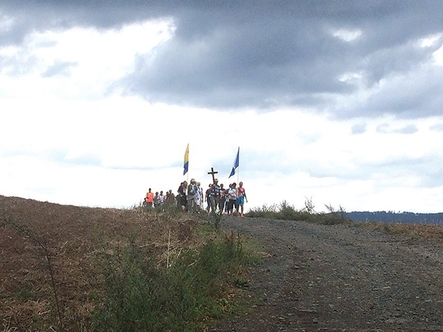 Pątnicy w drodze do krzeszowskiego sanktuarium.
