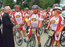 ▲	W Ludźmierzu z rowerzystami spotkał się metropolita krakowski abp Marek Jędraszewski.