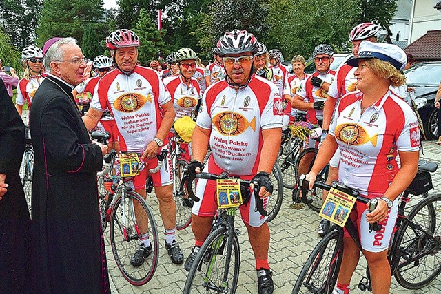 ▲	W Ludźmierzu z rowerzystami spotkał się metropolita krakowski abp Marek Jędraszewski.