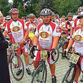 ▲	W Ludźmierzu z rowerzystami spotkał się metropolita krakowski abp Marek Jędraszewski.