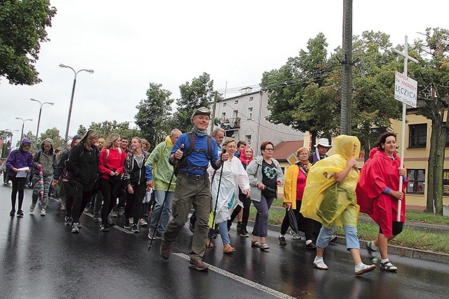 ▼	Pątnicy w marszu.