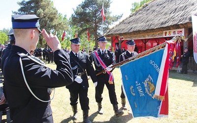 ▲	Tumscy strażacy podczas uroczystości odznaczenia jednostki.