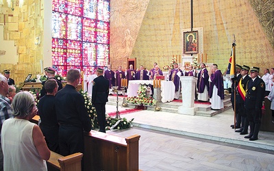 ▲	Mszę św. pogrzebową koncelebrowało 11 kapłanów pod przewodnictwem ordynariusza łowickiego.
