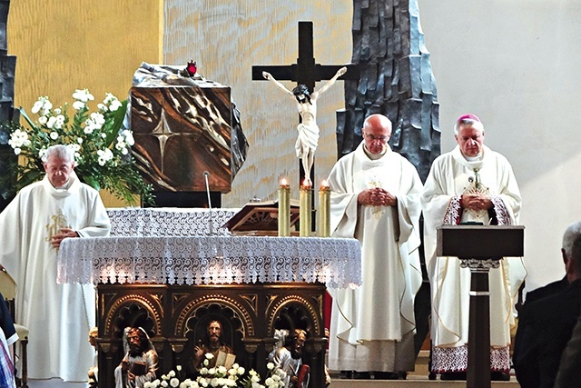 Msza św. w kościele  pw. Świętych Apostołów Piotra i Pawła.