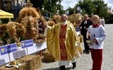 Ks. Jarosław Lipniak poświęcił przyniesione wieńce dożynkowe