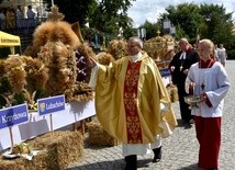 Ks. Jarosław Lipniak poświęcił przyniesione wieńce dożynkowe