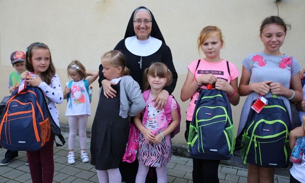 Z tornistrem i uśmiechem do szkoły