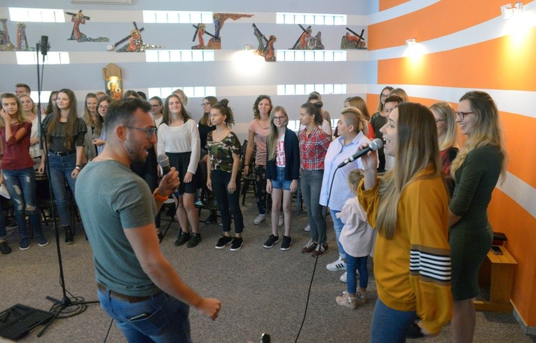 Warsztaty prowadzą Olga Nawara i ks. Bartłomiej Wink