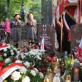 Pierwsza część uroczystości odbyła się na gdańskim cmentarzu garnizonowym, gdzie złożono kwiaty i zapalno znicze na grobach bohaterów