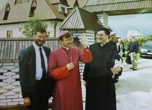 W Pasierbcu. Bp Józef Życiński, obok z prawej ks. Zbigniew Adamek - pierwszy kierownik "Gościa Tarnowskiego"