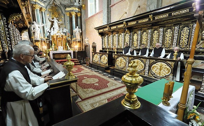 Mnisi pięć razy dziennie spotykają się na modlitwie. Stalle z 1731 r. są dziełem klasztornego snycerza, br. Benedykta.