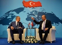 Ministrowie spraw zagranicznych Rosji  – Siergiej Ławrow  (z lewej) i Turcji  – Mevlüt Çavuşoğlu.