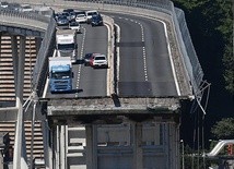 Katastrofa w Genui wstrząsnęła opinią publiczną na całym świecie. Wciąż istnieją obawy, że zawalą się kolejne części długiego  na 1,2 km i wysokiego  na 90 m mostu.